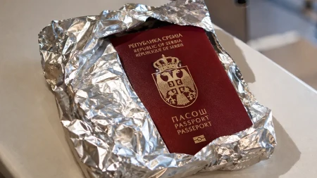 Turisti počeli da umotavaju pasoše u foliju! Razlog će vas iznenaditi, a stručnjaci imaju odgovor