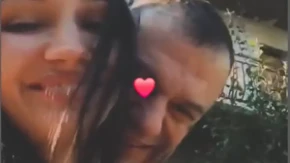 Pevač nakon skandaloznog razvoda se ne odvaja od 23 godine mlađe devojke! Objavom zgrozio sve 