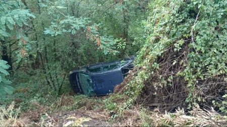 Drama kod Ivanjice: Automobil sleteo sa kolovoza, leteo pet metara i ostao da visi sa drveta (FOTO)