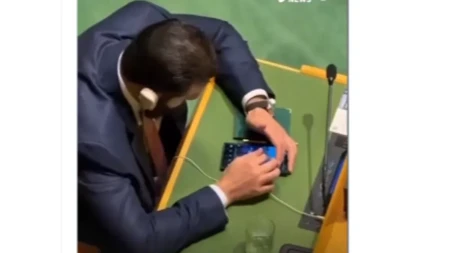 (VIDEO) Dok se svet bavi ratovima i krizama, on skroluje po telefonu?! Snimak iz UN postao hit