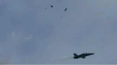 (VIDEO) Vojni avion tresnuo kod baze! Plamen i dim kuljali, piloti se spasavali katapultiranjem
