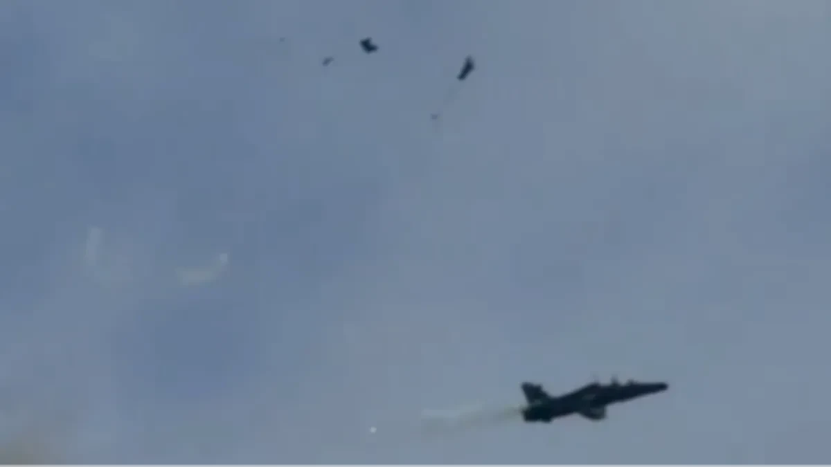 (VIDEO) Vojni avion tresnuo kod baze! Plamen i dim kuljali, piloti se spasavali katapultiranjem