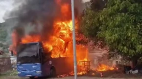 Požar progutao autobus u Prijepolju: Ogroman plamen i gust crni dim nadvili se nad naseljem