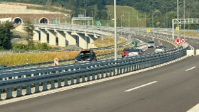 Vozači trljaju oči i ne veruju šta vide! Da li je ovo najopasnija vožnja u kontrasmeru do sada?! Objavljen šokantan snimak sa "Miloša Velikog" (VIDEO)