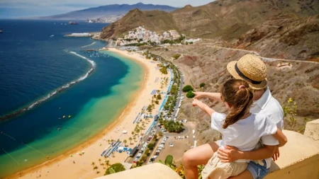 Samo nekoliko sati leta od Beograda - ostrvo crnih plaža krije vulkan, kitove i selo kao iz bajke