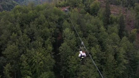 Neverovatna turistička atrakcija, a sve je počelo od jedne sajle: Zlatiborski zipline u selu Ljubiš najduži u regionu - upravo ovako izgleda spust