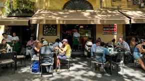 Bezazlen potez koji mnogo toga govori o vama: Da li vraćate stolicu na mesto u restoranu?