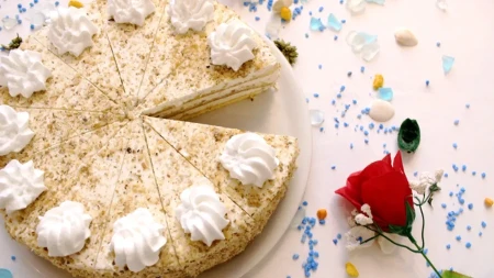 Starinska torta sa orasima i karamelom – savršena za jesenji rođendan