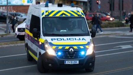 Više od 20 mladića i devojaka u tuči! Objavljen šok snimak sukoba ispred poznatog kafića (VIDEO)