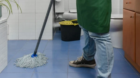Uz ovu caku parket blista, a ništa se ne lepi: Nekoliko kapi ovoga u vodi za pranje podova čini čuda