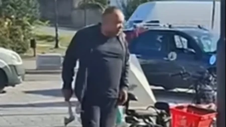 Blokader sekirom nasrnuo na aktiviste SNS-a, rušio sve pred sobom u divljačkom piru (VIDEO)