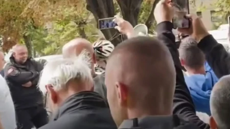 Oduševljeno slušao Srdanovića i aplaudirao, pa napao ljude sekirom! (VIDEO)