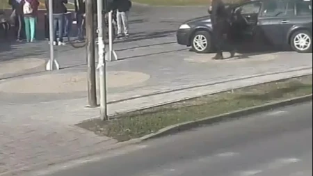 (UZNEMIRUJUĆI SNIMAK) Pogledajte zverski napad sekirom: Blokader ničim izazvan nasrnuo na ljude!