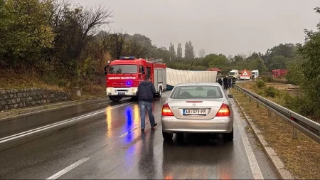 Ne idite ovim putem! Prevrnuo se šleper na magistrali, saobraćaj potpuno paralisan, prve slike nesreće (FOTO)