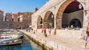Turista u šoku zbog cena na Jadranu! Za malu kolu tražili 4,60 evra, a onda je video i cenu vožnje brodom