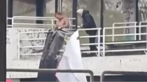 Blokaderima zasmetao i lik generala Mladića: Aktivisti Studentske liste skinuli veliki baner usred Valjeva! (VIDEO)