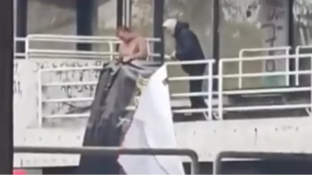 Blokaderima zasmetao i lik generala Mladića: Aktivisti Studentske liste skinuli veliki baner usred Valjeva! (VIDEO)