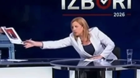 Voditeljka N1 umalo pala sa stolice da Ani uzme papir iz ruke: Pogledajte scenu koja je obeležila debatu! (VIDEO)
