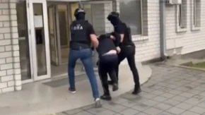 Pogledajte munjevito hapšenje dilera u Obrenovcu: Jedan izvučen iz kola, drugi pronađen u stanu (VIDEO)