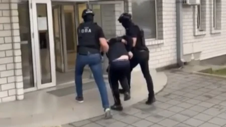 Pogledajte munjevito hapšenje dilera u Obrenovcu: Jedan izvučen iz kola, drugi pronađen u stanu (VIDEO)