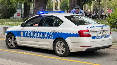 Umalo tragedija zbog mobilnog telefona! Preko trotoara pokosio devojčicu i zakucao se u drugi automobil! (VIDEO)