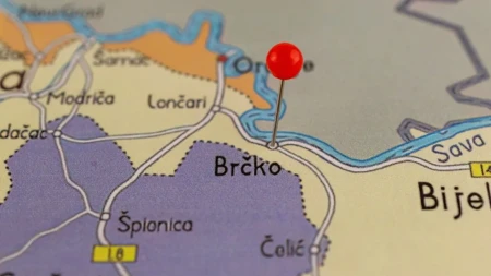 "Nož, kolac, Jasenovac" U dvorištu škole u Brčkom osvanuli grafiti sa govorom mržnje prema Srbima