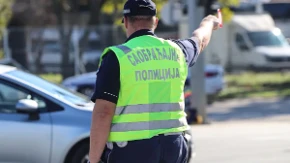 Auto završio na krovu na obilaznici oko Beograda: Jedna osoba povređena, saobraćaj usporen