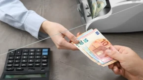 Bankarka godinama podizala novac s računa klijenata, šteta je 135.000 evra