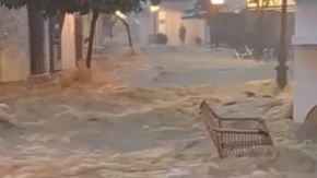 Jeziva oluja u omiljenom letovalištu Srba! Reke na ulicama nose sve pred sobom