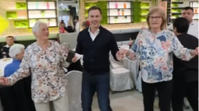 Siniša Mali zaigrao sa penzionerkama u Borči: Držao ih za ruke i đuskao, pa im poslao poruku