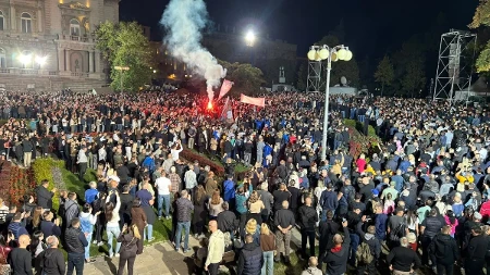 Emotivan oproštaj i poziv na borbu! Vučić: "Pobedićemo ih bez fotelje"