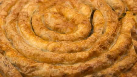 Domaći burek sa sirom je najbolji izbor za doručak: Spolja hrskav, iznutra sočan, a vole ga i deca i odrasli