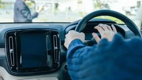 Ove navike za volanom mogu skupo da vas koštaju: Vozači ih rade svakog dana, a nisu ni svesni koliko štete automobilu