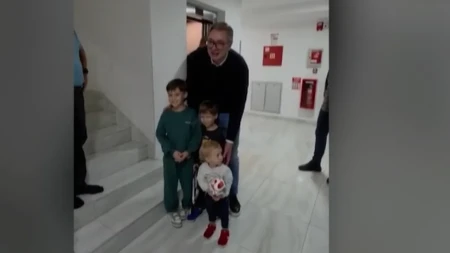 Deca su mu se najviše obradovala! Mališani trčali da se zagrle sa Vučićem (VIDEO)