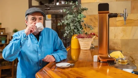 Imate povišen holesterol, a dan ne možete da zamislite bez kafe? Kardiolog upozorava na detalj koji mnogi zanemaruju