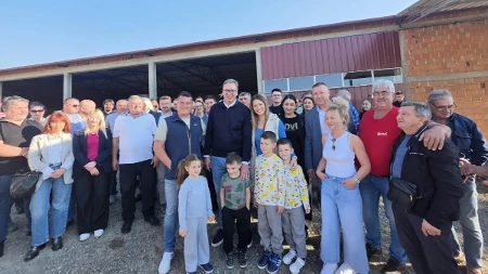Vučić krenuo u borbu za Srbiju! Došao u posetu porodici Strainović, razgovara sa narodom (VIDEO)