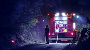 Jeziva scena na putu za Zlatibor: Vatra progutala automobil, saobraćaj u kolapsu