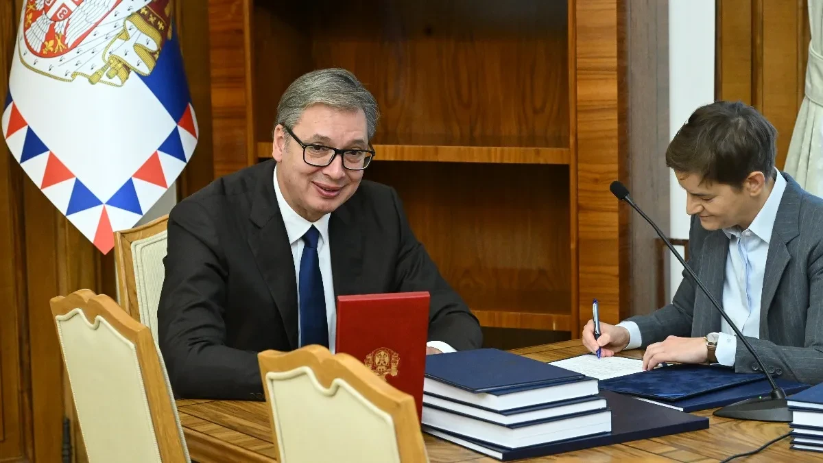 Vučić predao funkciju Ani Brnabić: On od danas kreće u odlučnu borbu za očuvanje Srbije!