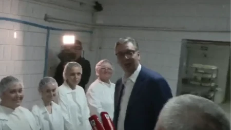 Vučić nastavlja bitku za Srbiju! Narod ga dočekao aplauzom u Podgorcu, kamiondžije ga pozdravljaju, ljudi prilaze da ga zagrle
