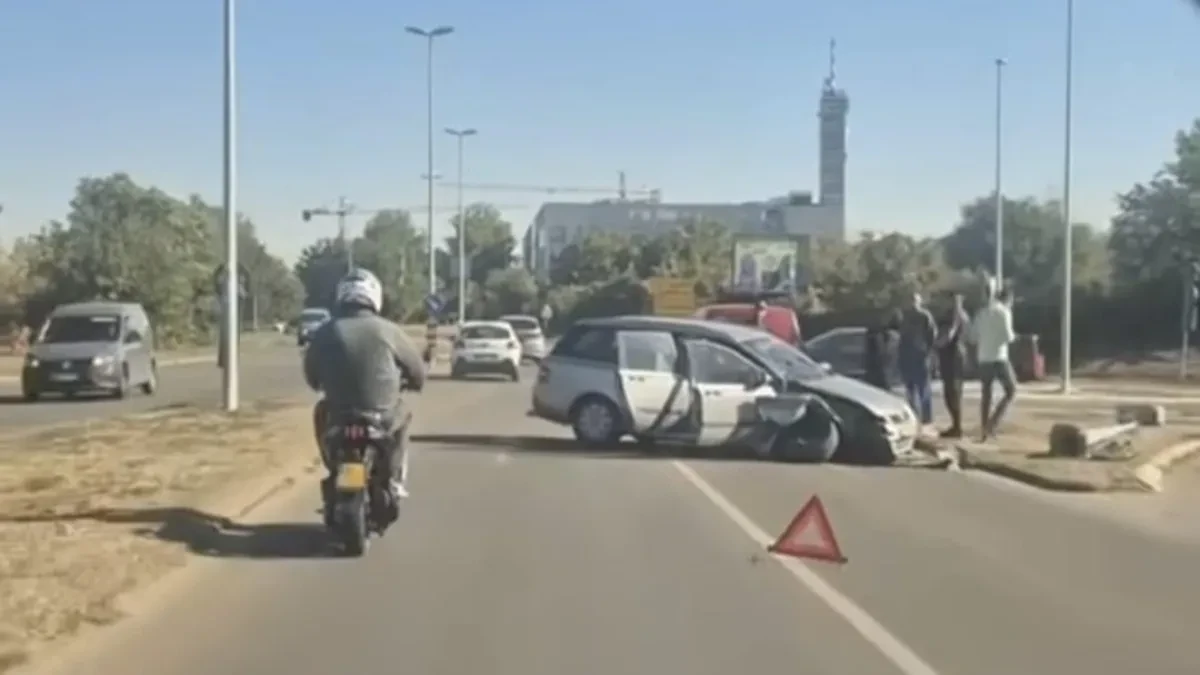 Saobraćajna nezgoda u Novom Sadu: Delovi automobila rasuti po putu