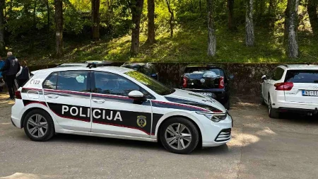 Pravio lažnu rakiju: Lepio tuđe etikete na flaše svog alkohola, hitno uhapšen