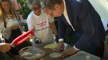 "Puna kašika da bude?" Vučić u selu Leskovac napravio plaćintu (FOTO)