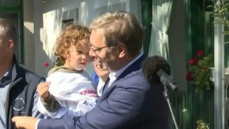 Vučić nastavlja bitku za Srbiju! Narod ga dočekao aplauzom, kamiondžije ga pozdravljaju, ljudi prilaze da ga zagrle