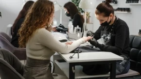 Stakleni nokti su hit jeseni: Izgledaju luksuzno i prirodno, žene ih obožavaju!
