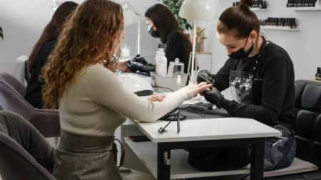 Stakleni nokti su hit jeseni: Izgledaju luksuzno i prirodno, žene ih obožavaju!