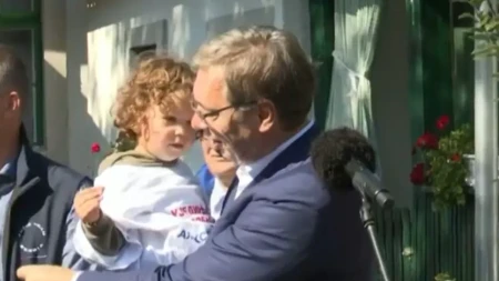 Vučić uzeo malog Vida u naručje: Kada su se svi utišali, dečak je izgovorio ove reči