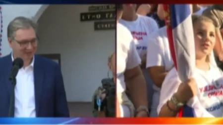 Dečak sa zastavom prišao Vučiću u Kladovu i imao samo jednu želju: Evo šta ga je pitao, odgovor je stigao odmah