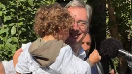 Vučić uzeo malog Vida u naručje: Kada su se svi utišali, dečak je izgovorio dve reči i oduševio sve