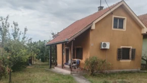 Kuća nadomak Beograda za 85.000 evra: Uz nju ide skoro 11 ari, voćnjak, letnjikovac, pa čak i ogrev