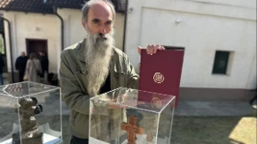 Tamo gde je patrijarh Pavle započeo duhovni put: Najlepši krst nastao od drveta trešnje